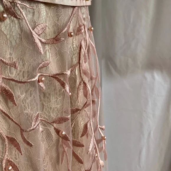 Elegant floral embroidered night or special event dress - Picture 6 of 16